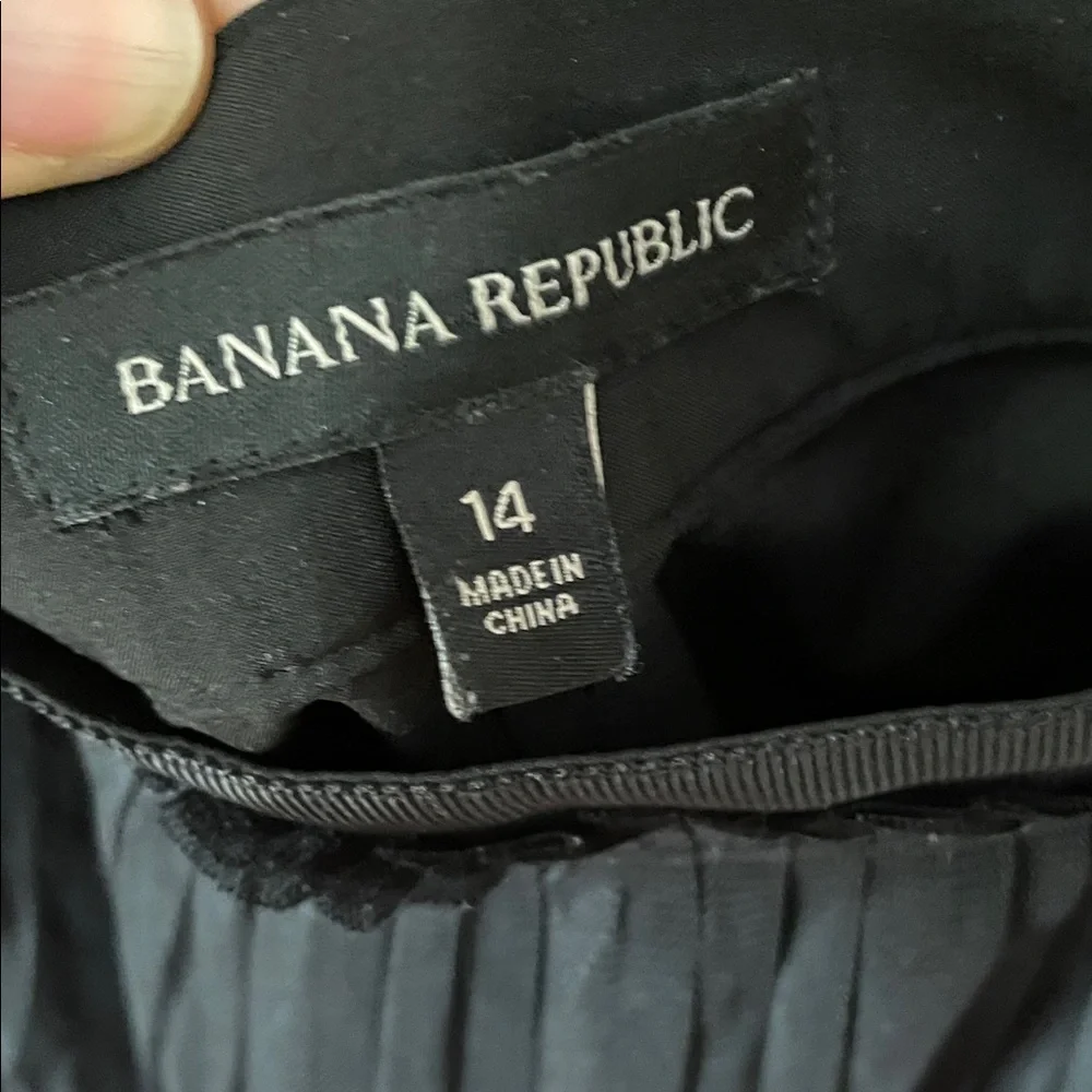 BANANA REPUBLIC Pleated Thule skirt